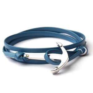 Détail du bracelet en cuir bleu double couche avec un fermoir en forme d'ancre argenté