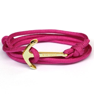 Détail du bracelet en paracorde rose avec fermoir ancre dorée et gravure Vikings