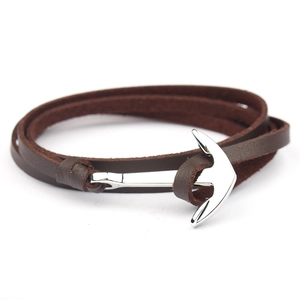 Bracelet multicouche en cuir marron foncé avec fermoir en forme d'ancre polie argentée