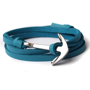 Détail du bracelet multi-rangs en similicuir bleu avec pendentif ancre en titane