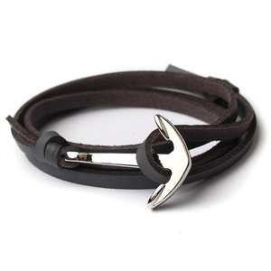 Détail d'un bracelet multicouche en cuir marron foncé avec fermoir en argent en forme d'ancre