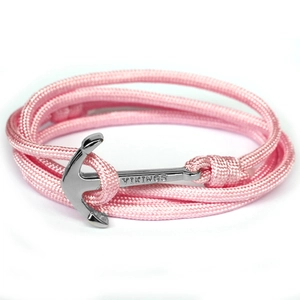 Bracelet wrap multicouche en paracorde rose avec fermoir ancre viking argenté sur blanc