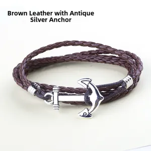 Détail d'un bracelet multicouche en cuir café avec un pendentif ancre argent antique