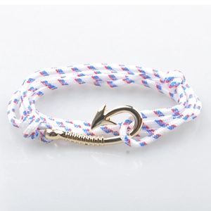 Dettaglio del bracciale nautico in corda intrecciata con chiusura a amo dorato