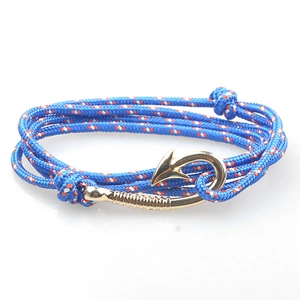 Dettaglio del bracciale in corda intrecciata tricolore con gancio a forma di pesce
