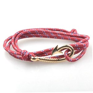 Bracciale nautico multistrato in corda rossa con chiusura a amo dorata