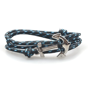 Gros plan du bracelet multicouche en corde tressée avec fermoir ancre en métal argenté
