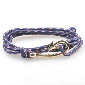 Dettaglio del bracciale nautico intrecciato tricolore con chiusura ad amo in metallo dorato
