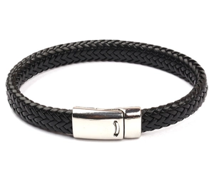 Gros plan sur un bracelet en cuir tressé noir avec fermoir magnétique argenté