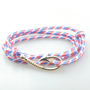 Dettaglio del cordino nautico intrecciato tricolore con chiusura a amo dorata