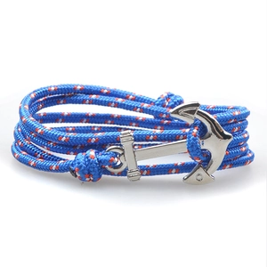Vue détaillée du bracelet nautique tressé tricolore avec fermoir ancre en métal argenté