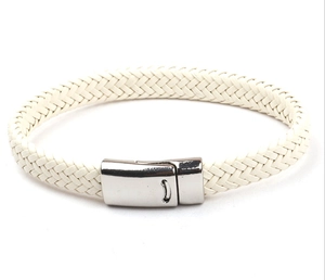 Détail du bracelet en cuir tressé blanc avec fermoir métallique argenté et poli robuste