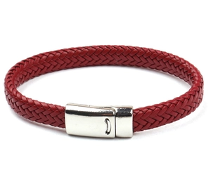 Gros plan d'un bracelet en cuir tressé rouge avec un fermoir en métal argenté