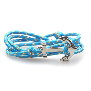 Détail du cordon tressé en nylon bleu et du fermoir ancre argenté d'un bracelet nautique