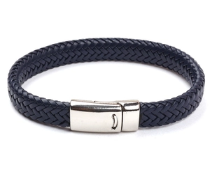 Gros plan du bracelet en cuir tressé bleu marine avec un fermoir en métal poli argent
