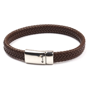Bracelet en cuir tressé marron foncé avec fermoir magnétique en métal poli sur fond blanc