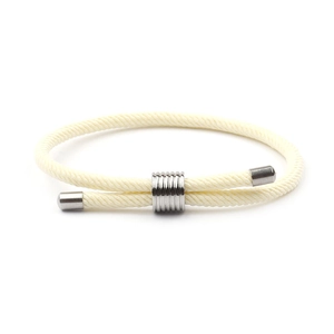 Détail d'un bracelet en cordon tressé crème avec fermoir coulissant en métal argenté
