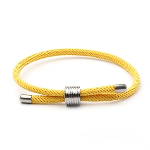Gros plan d'un bracelet en corde tressée rouge avec fermoir coulissant en acier inoxydable