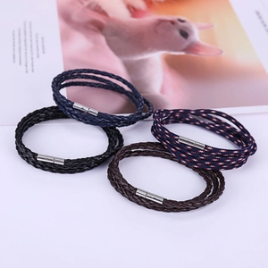 Dettaglio di bracciali multistrato in pelle PU intrecciata con chiusure magnetiche argento