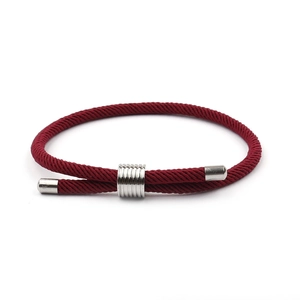 Bracelet corde rouge tressée minimaliste avec boucles réglables en acier titane