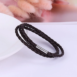 Bracciale multistrato in pelle intrecciata marrone scuro con chiusura magnetica argento