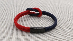 Details zum rot-blauen geflochtenen Titanstahl-Armband mit schwarzem Magnetverschluss