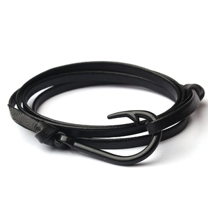 Détail d'un bracelet en cuir noir multicouche avec un fermoir crochet en métal noir