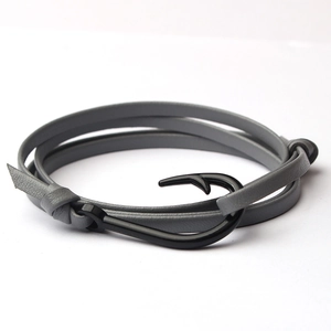 Détail du cordon en cuir gris multicouche avec fermoir ancre en métal noir type crochet
