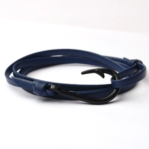 Détail d'un bracelet nautique en cuir tressé bleu foncé avec fermoir crochet noir