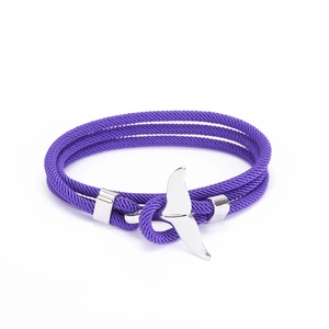 Bracciale nautico viola con ciondolo a coda di balena e corda intrecciata a tre strati