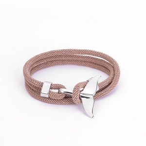 Dettaglio del bracciale in corda intrecciata kaki a più strati con chiusura a coda di balena