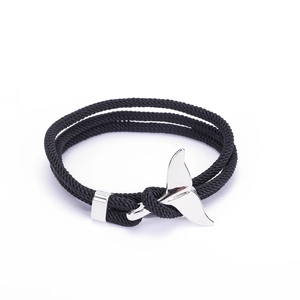 Dettaglio del bracciale intrecciato nero con chiusura a forma di coda di balena in argento