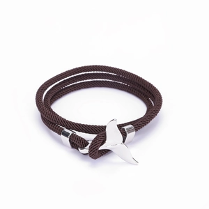 Dettaglio del bracciale multistrato in corda marrone con chiusura a coda di balena lucida