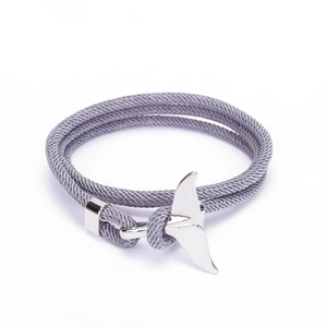 Vista dettagliata del bracciale in corda grigia intrecciata con chiusura a coda di balena