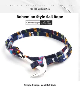 Détail d'un bracelet bohème en corde de toile bleu marine avec fermoir ancre en argent