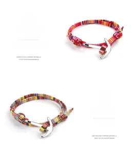Détail de bracelets ancre nautique avec corde tissée colorée et fermoir en métal argenté