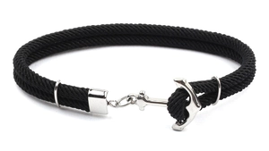 Détail du fermoir ancre argenté sur un bracelet nautique en corde tressée noire