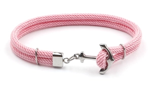 Gros plan d'un bracelet en corde tressée rose avec fermoir ancre en argent poli