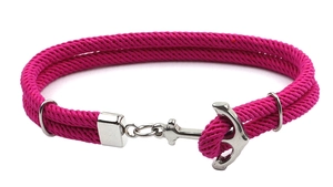 Gros plan sur bracelet nautique tressé rose rouge avec fermoir ancre en métal argent