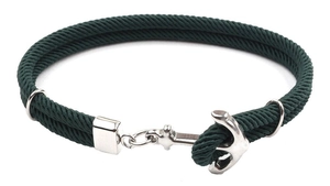 Détail d'un bracelet en nylon tressé vert foncé avec un fermoir ancre en métal argenté