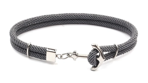 Gros plan d'un bracelet nautique tressé gris foncé avec un fermoir ancre en argent poli