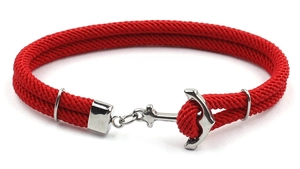 Détail d'un bracelet en corde nautique rouge avec un fermoir ancre en argent poli