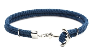 Gros plan du bracelet nautique en corde tressée bleue avec fermoir ancre en argent