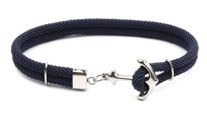 Détail du bracelet en cordon tressé bleu marine avec fermoir ancre en argent poli