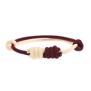 Handgefertigtes gewebtes Paar-Armband mit roten und beige Knoten im minimalistischen Stil