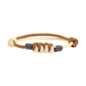 Makrodetail des dreifarbigen handgewebten Knotenarmbands mit verstellbarem Gleitknoten