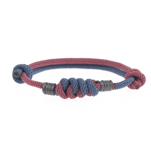 Detailaufnahme des handgefertigten geflochtenen Armbands mit feiner Knotentechnik