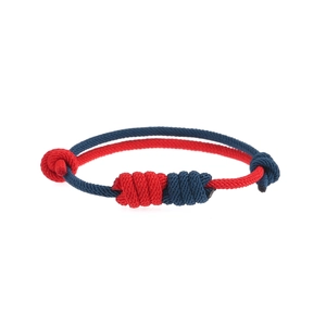 Detailansicht des geflochtenen Vajra-Knoten Armbands in Rot und Marineblau
