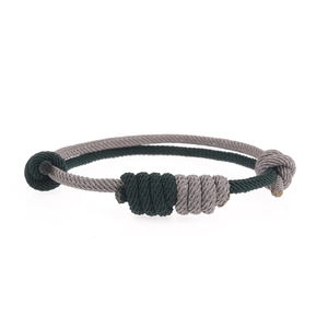 Detail des handgefertigten grün-grauen Knotenarmbands mit feinen Vajra-Knoten-Mustern