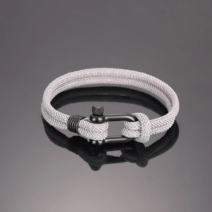 Minimalistisches schwarzes Edelstahl-Armband mit grauem gewebtem nautischem Seil